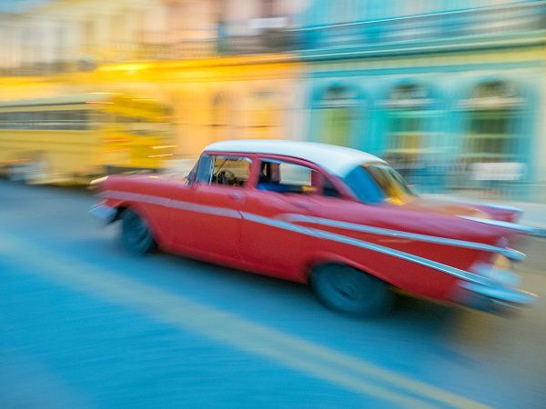 Merrill Images 아티스트의 Caribbean-Cuba-Havana-Havana Vieja-UNESCO World Heritage Site-classic car in motion작품입니다.